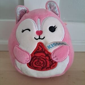 Squishmallows Varity the Chipmunk – Hershey’s Kisses Valentine Squad (Pink, 7”)